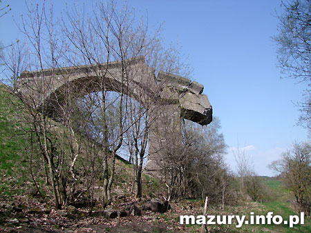 Tzw. Zwalony most w Kruklankach nad jeziorem Patelnia