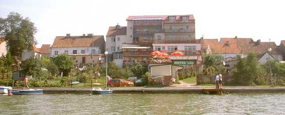 Hotel - widok z jeziora Mikołajskiego